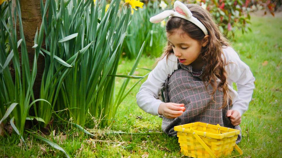 girls doing easter hunt